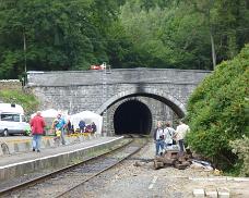 P1010196 Wachten op Godot? Ook bruggen en tunnelportalen zijn in stevige lokale steen.