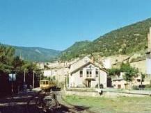 Le Petit Train Jaune (Frankrijk) Een oud smalspoortreintje tuft langs een riviertje de Pyreneeën in. Zijn gele kleur maakt er een echt speelgoedtreintje...